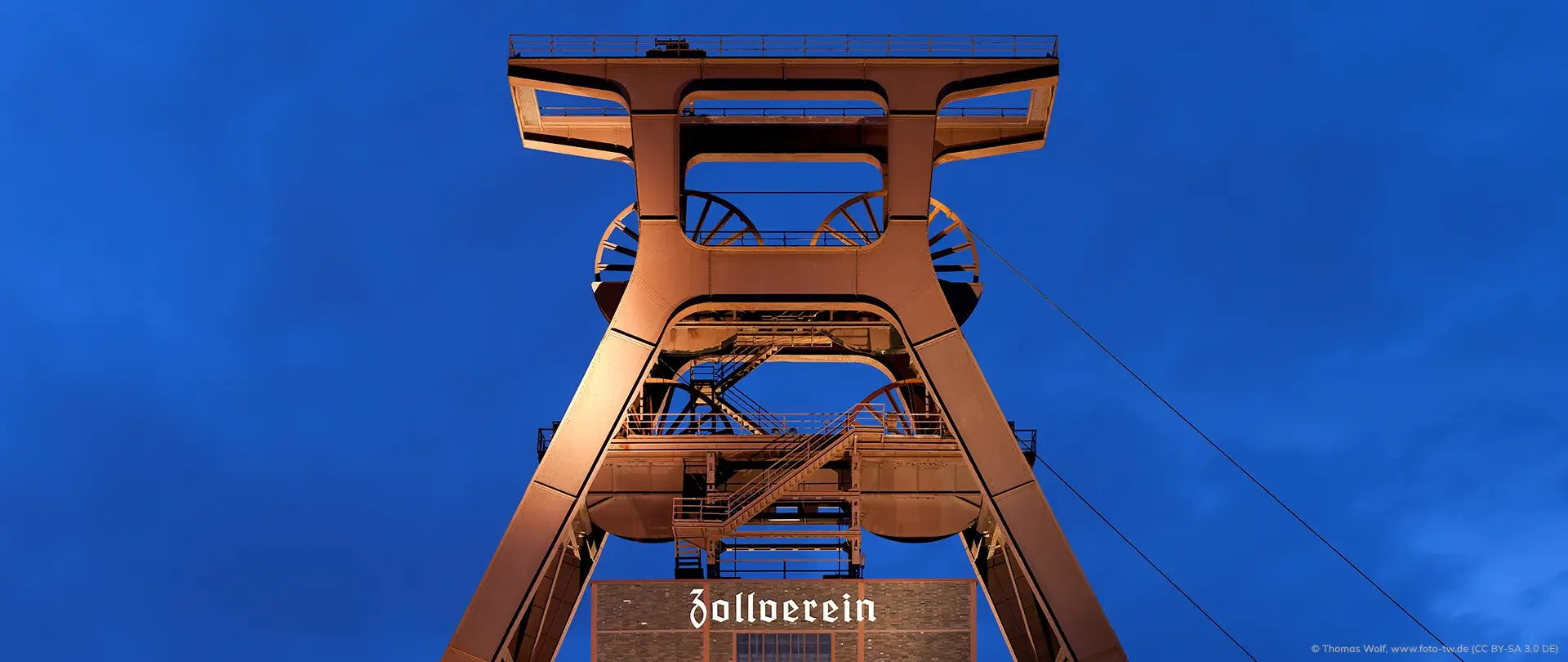 Essen_1920x810_Zeche_Zollverein_abends_© Thomas Wolf, www-foto-tw-de (CC BY-SA 3-0 DE)
